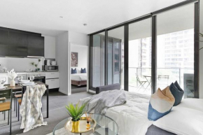 Spacious 2BR Apt Walk to Southern Cross Station